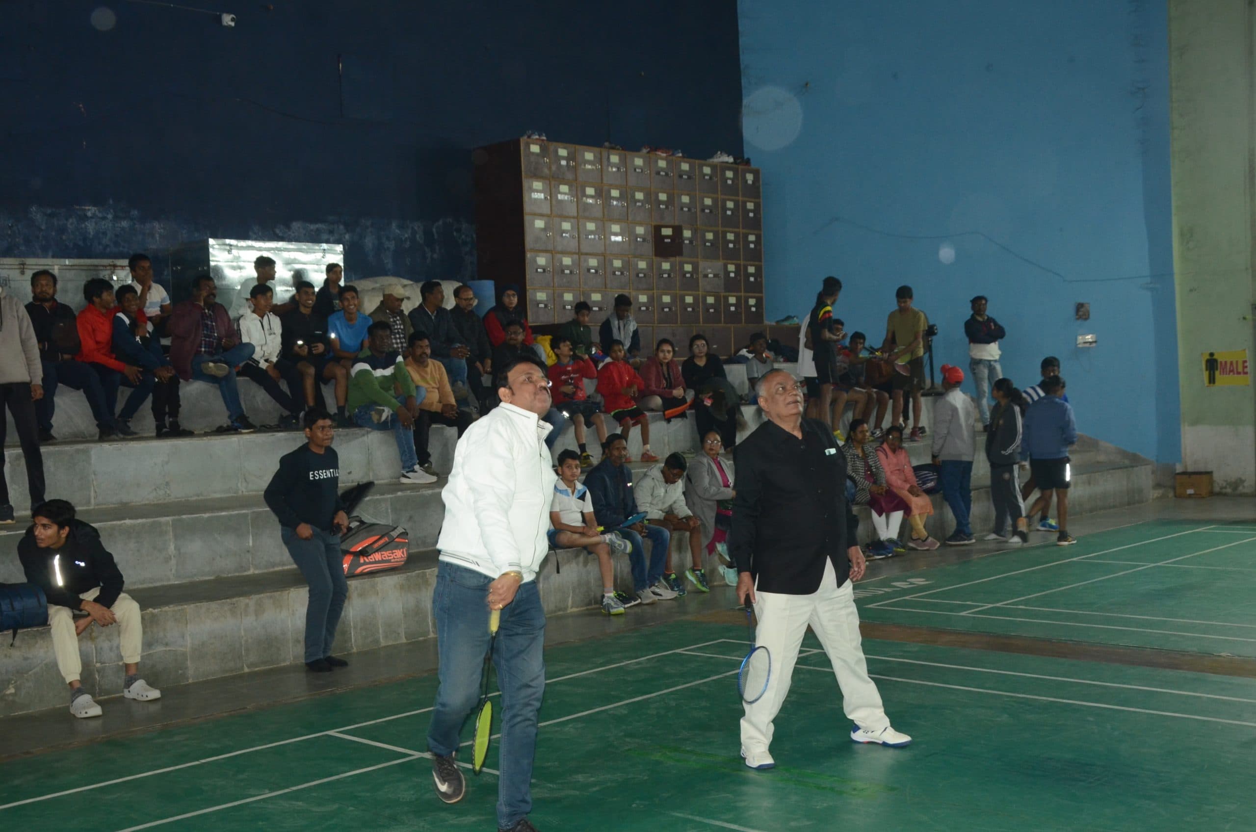 Deoghar News : इंडोर स्टेडियम में संताल परगना बैडमिंटन चैंपियनशिप शुरू