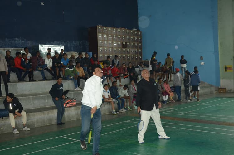 Deoghar News : इंडोर स्टेडियम में संताल परगना बैडमिंटन चैंपियनशिप शुरू