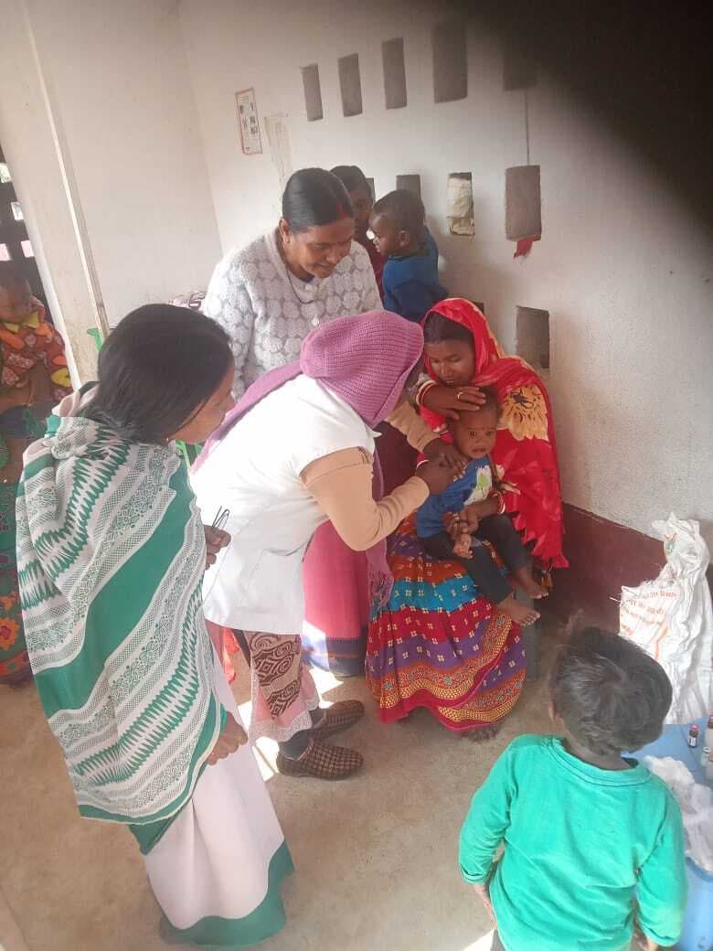 स्वास्थ्य उपकेंद्र में बच्चों का किया गया टीकाकरण