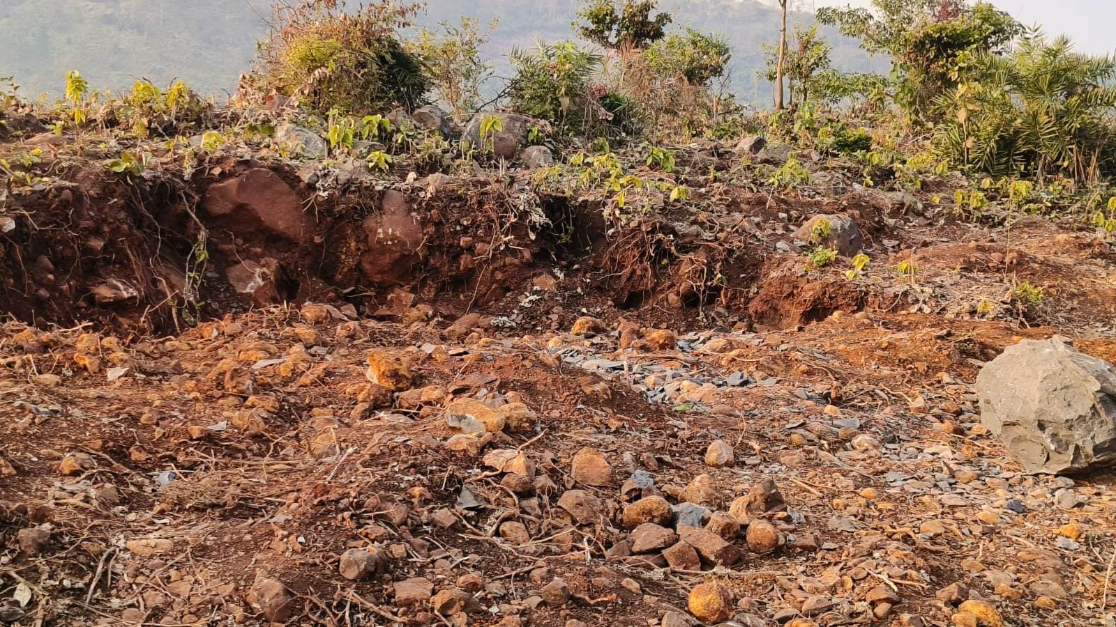 लखीपुर पंचायत के कोराडीह गांव व मारीक डिंडो पहाड़ तलहटी के पास धड़ल्ले से निकाले जा रहे पत्थर