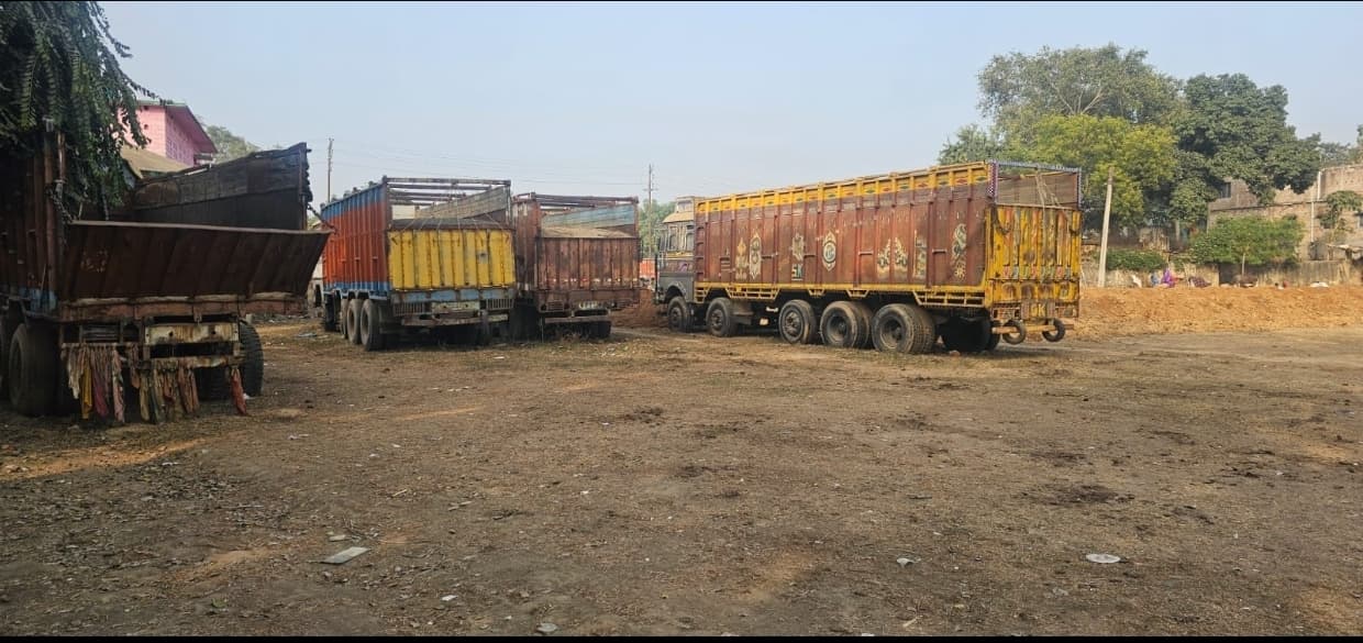 विद्यालय के मैदान में खड़े हैं जब्त ट्रक, बच्चे नहीं कर पा रहे अभ्यास