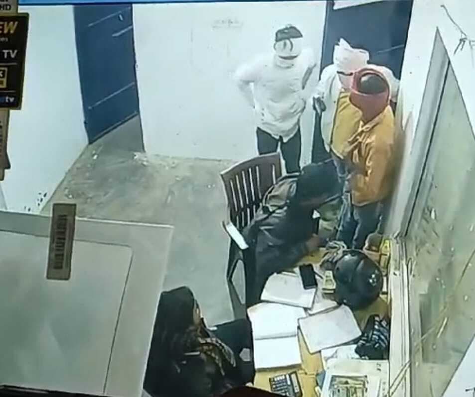 पेट्रोल पंप से 23 हजार 800 रुपये की लूट