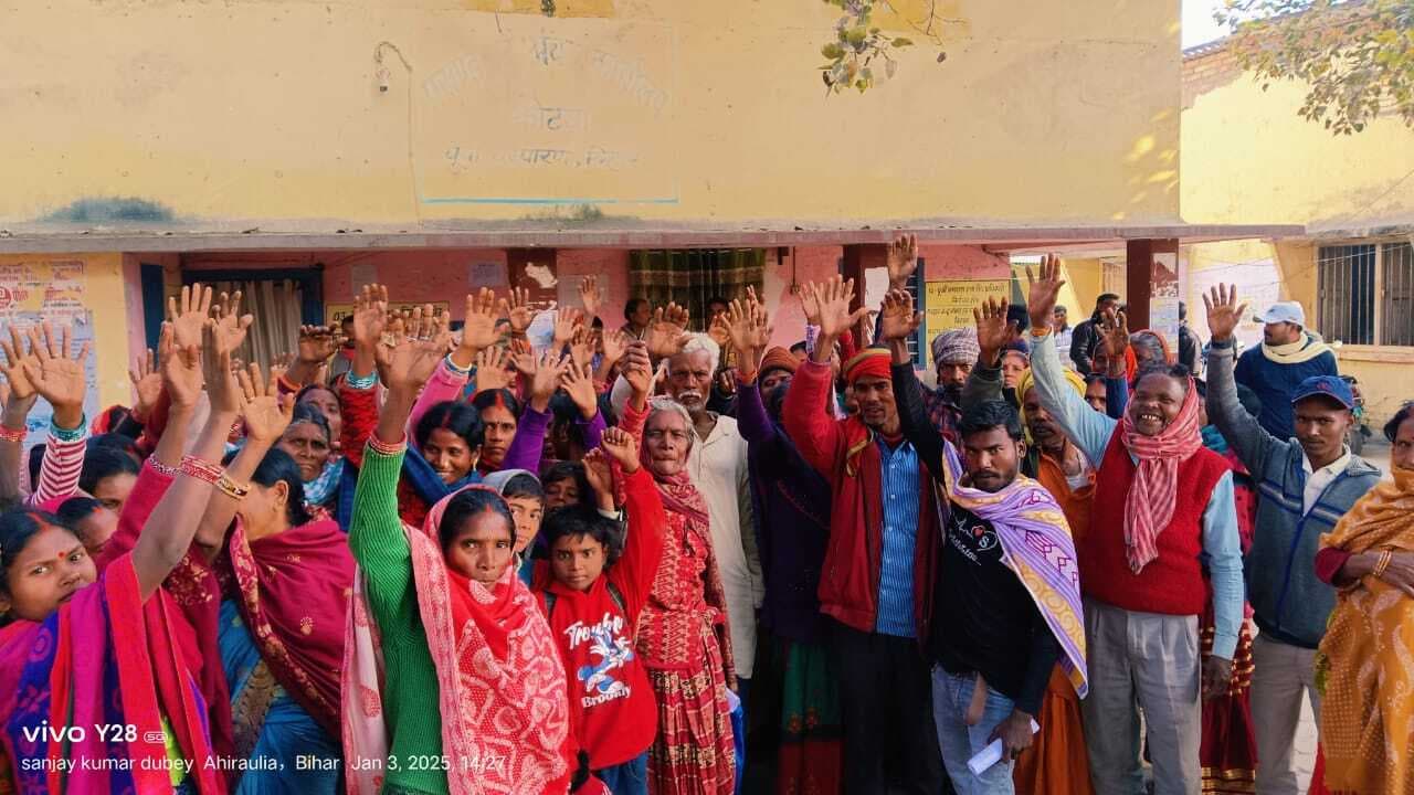 भूमि पर कब्जा दिलाने को लेकर महिलाओं ने जताया विरोध