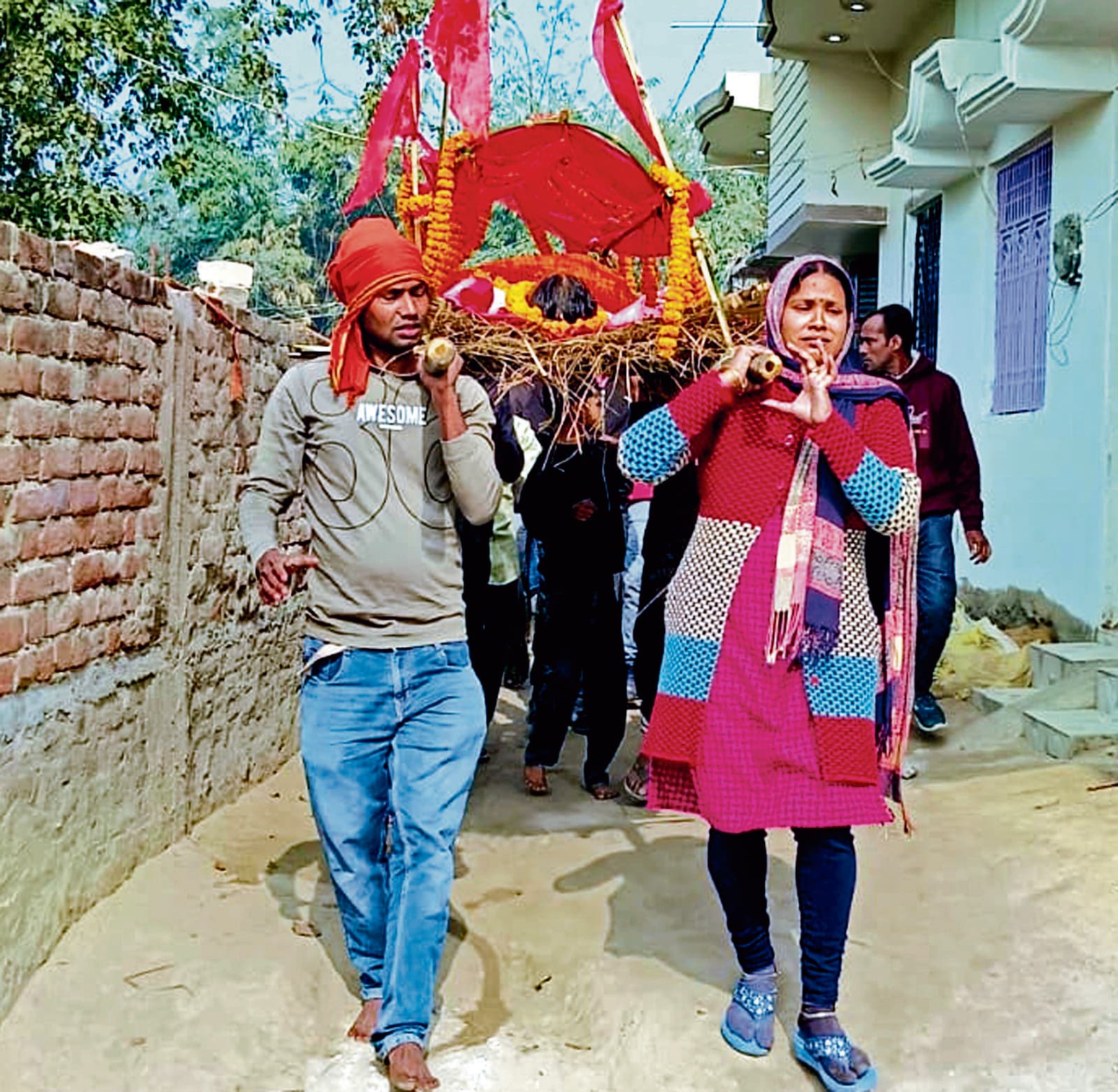 Gopalganj News : बरौली में बेटी ने निभाया बेटे का फर्ज, मां की अर्थी को दिया कंधा