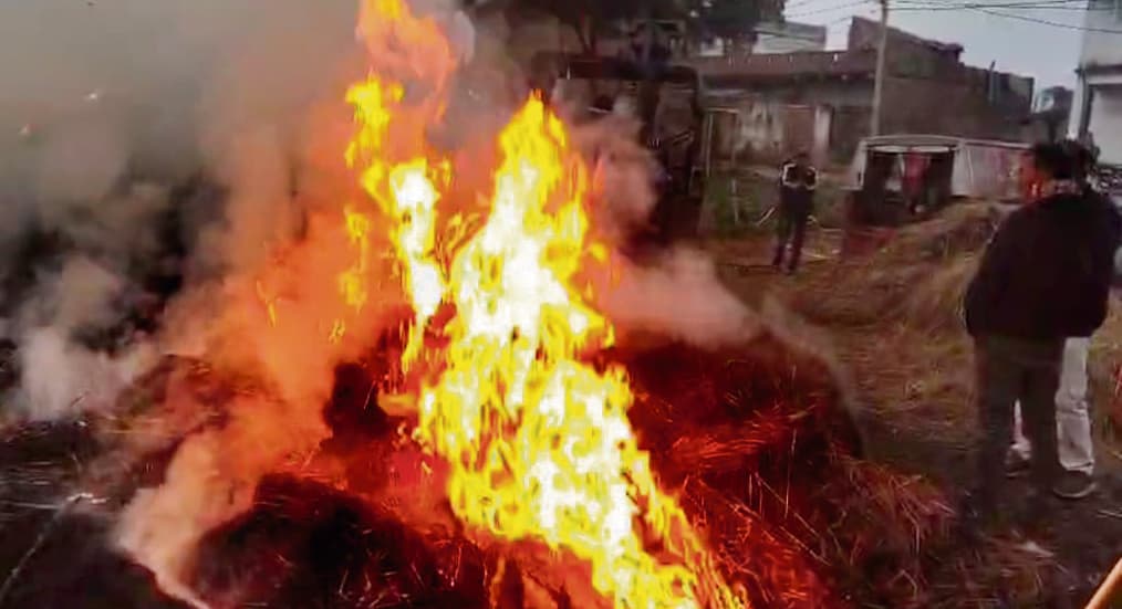 Buxar News: खलिहान में लगी आग धान के सैकड़ों बोझे जलकर हो गये राख