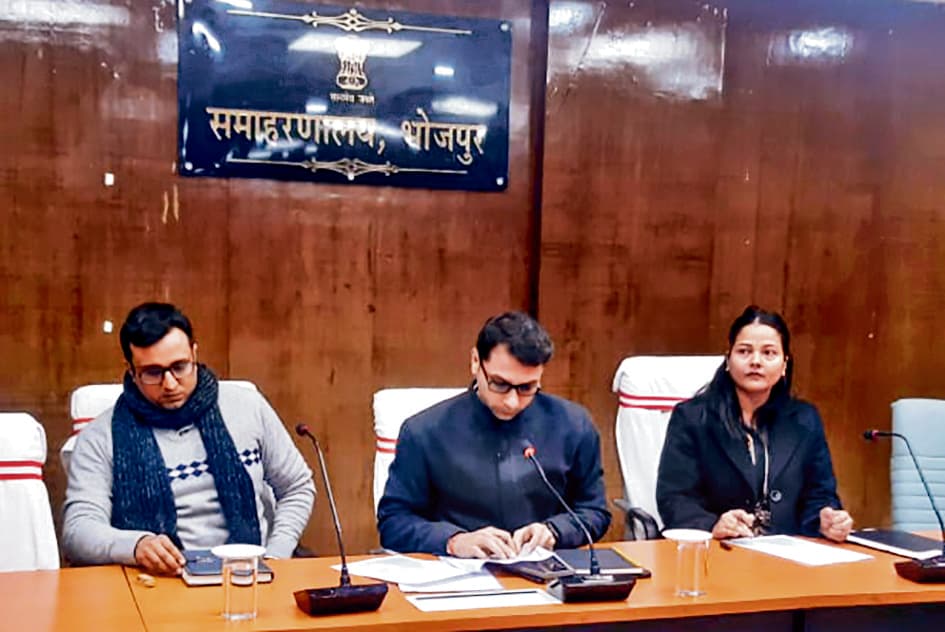 शहर से निकलनेवाले कचरे का निस्तारण नगर निगम डंपिंग यार्ड में ही करें : डीएम