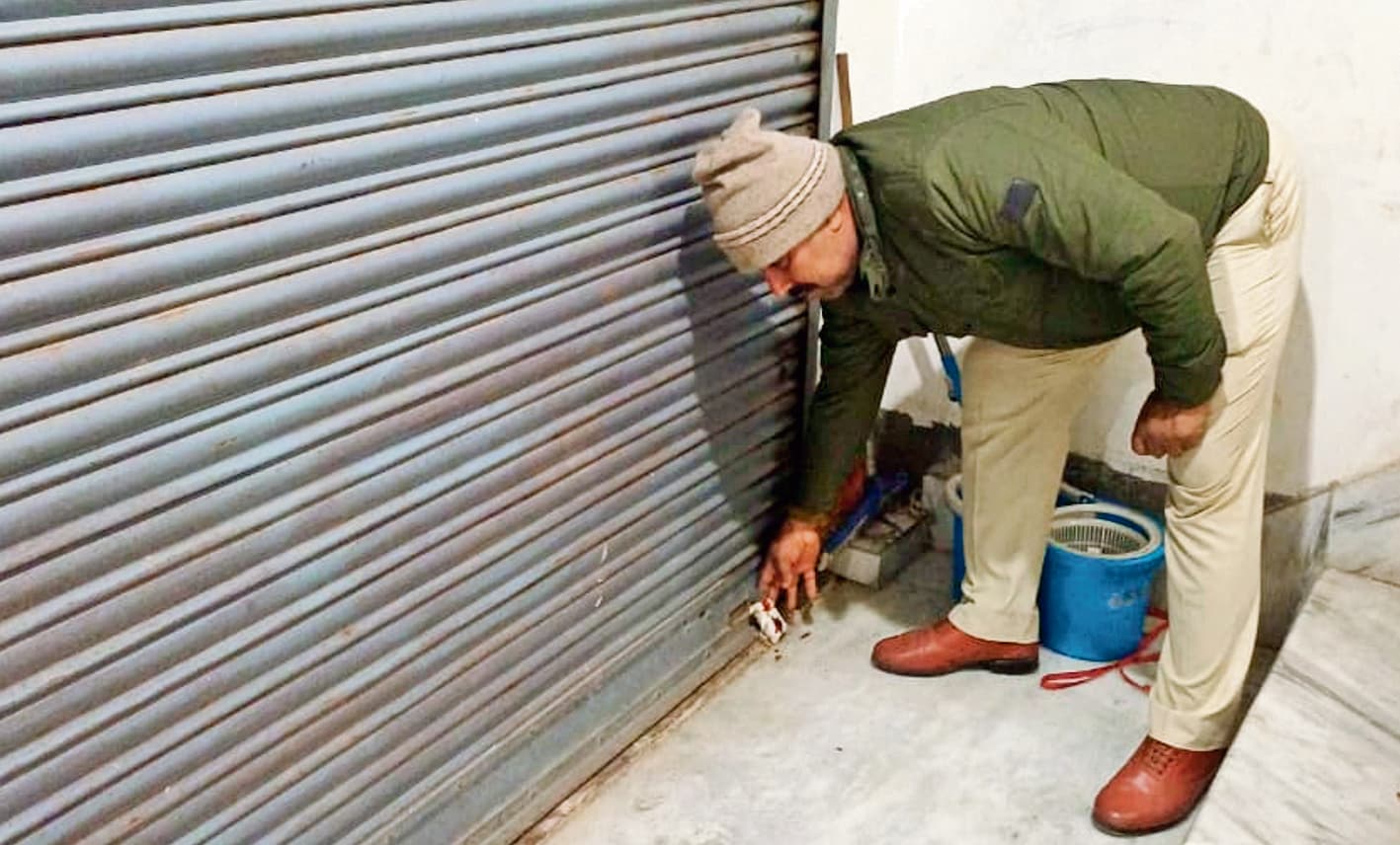 कपड़े की दुकान से भारी मात्रा में विदेशी शराब जब्त