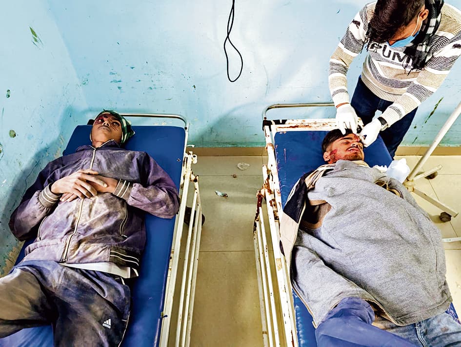 डायल 112 वाहन ने बाइक सवार तीन लोगों को मारी टक्कर