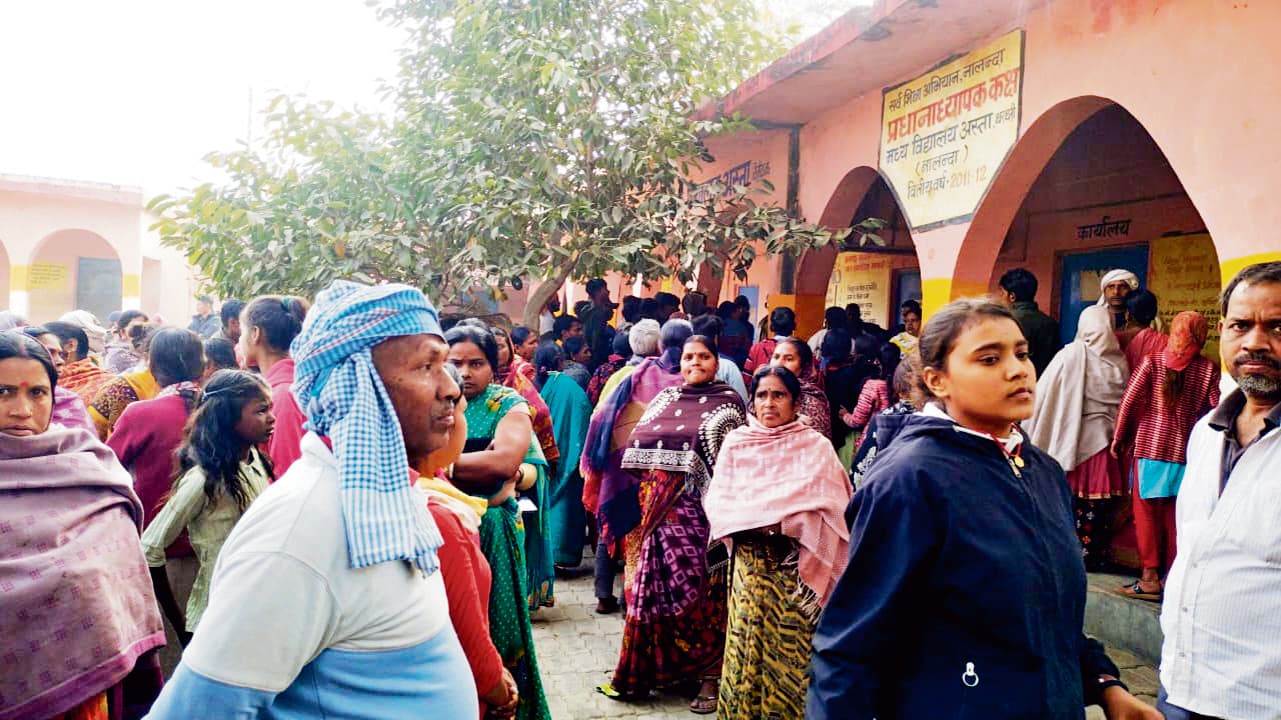 स्कूल के लिए बांस की छड़ी लाने गये तीन छात्र आये करेंट की चपेट में, एक की मौत