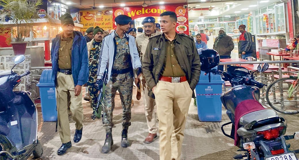 Gopalganj News  : संध्या स्वीट्स के कर्मी को गोली मारने के मामले में एसपी ने की जांच, प्रत्यक्षदर्शियों से की पूछताछ