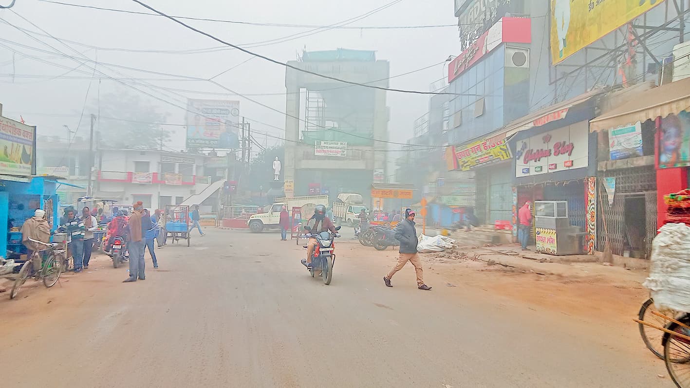 Chhapra News : कुहासे से रफ्तार पर लगी ब्रेक, ठंढ का असर बढ़ा