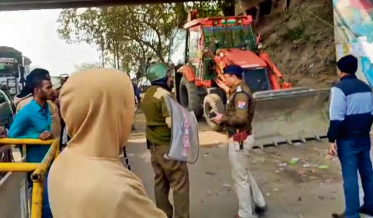 hajipur news. रेल प्रशासन ने अतिक्रमणकारियाें के खिलाफ चलाया अभियान, हटायी गयी दो दर्जन से अधिक दुकानें