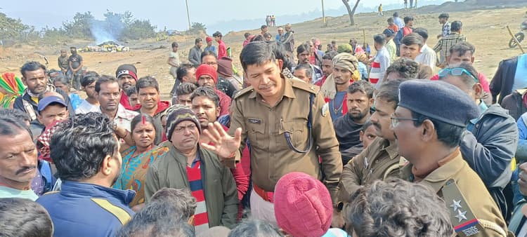 Dhanbad News:कुम्हार बस्ती में पड़ी दरार, ग्रामीणों ने थाना घेरा