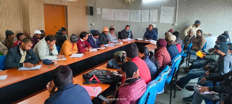 Giridih News: अबुआ आवास की स्वीकृत सूची में अंतर को ले कर्मियों के वेतन कटेंगे