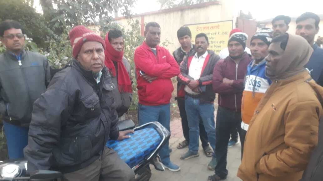 Dhanbad News : दाखिल खारिज के लिए हलका कर्मचारी ने पैसे लिये और हो गये रिटायर, रैयतों ने देखा तो बना लिया बंधक