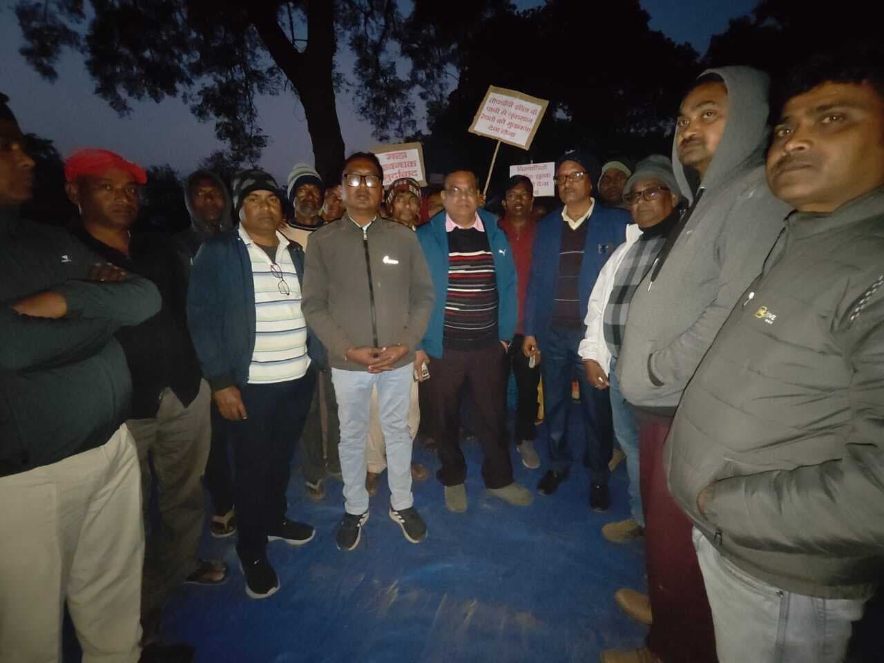 Dhanbad News:नियोजन-मुआवजा को लेकर ग्रामीणों ने दिया धरना