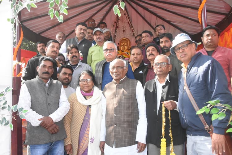 Dhanbad News : झारखंड की खनिज संपदा को लूटने का षड्यंत्र कर रही केंद्र सरकार : दयामनी बड़ला