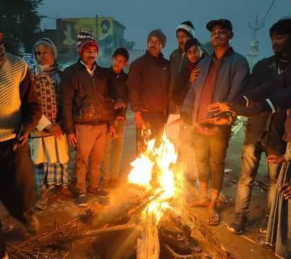 महागामा अंचल अधिकारी ने चौक-चौराहों जलवाया अलाव