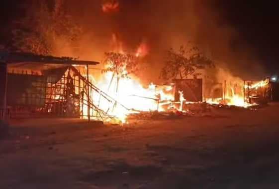 महागामा में धू-धू कर जला चार फुटपाथी दुकान, हजारों का सामान बर्बाद
