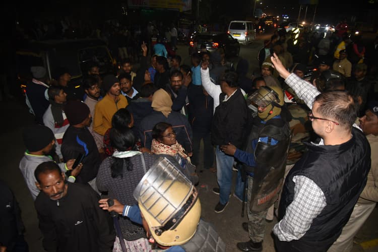 Jamshedpur News : सोनारी के नये एयरपोर्ट गोलचक्कर का नामकरण जयपाल सिंह मुंडा के नाम पर किया, हंगामा