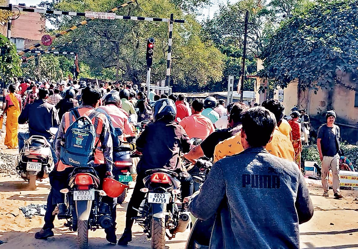 Jharsuguda News: चौकीपाड़ा में दोनों फाटक के किनारे का रास्ता रेलवे ने कराया बंद, लोगों में नाराजगी