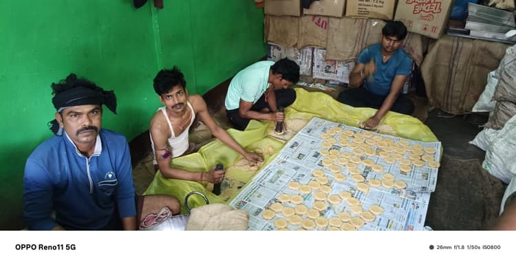 Chiabasa News : तिलकुट की सोंधी महक से गुलजार हो रहा शहर