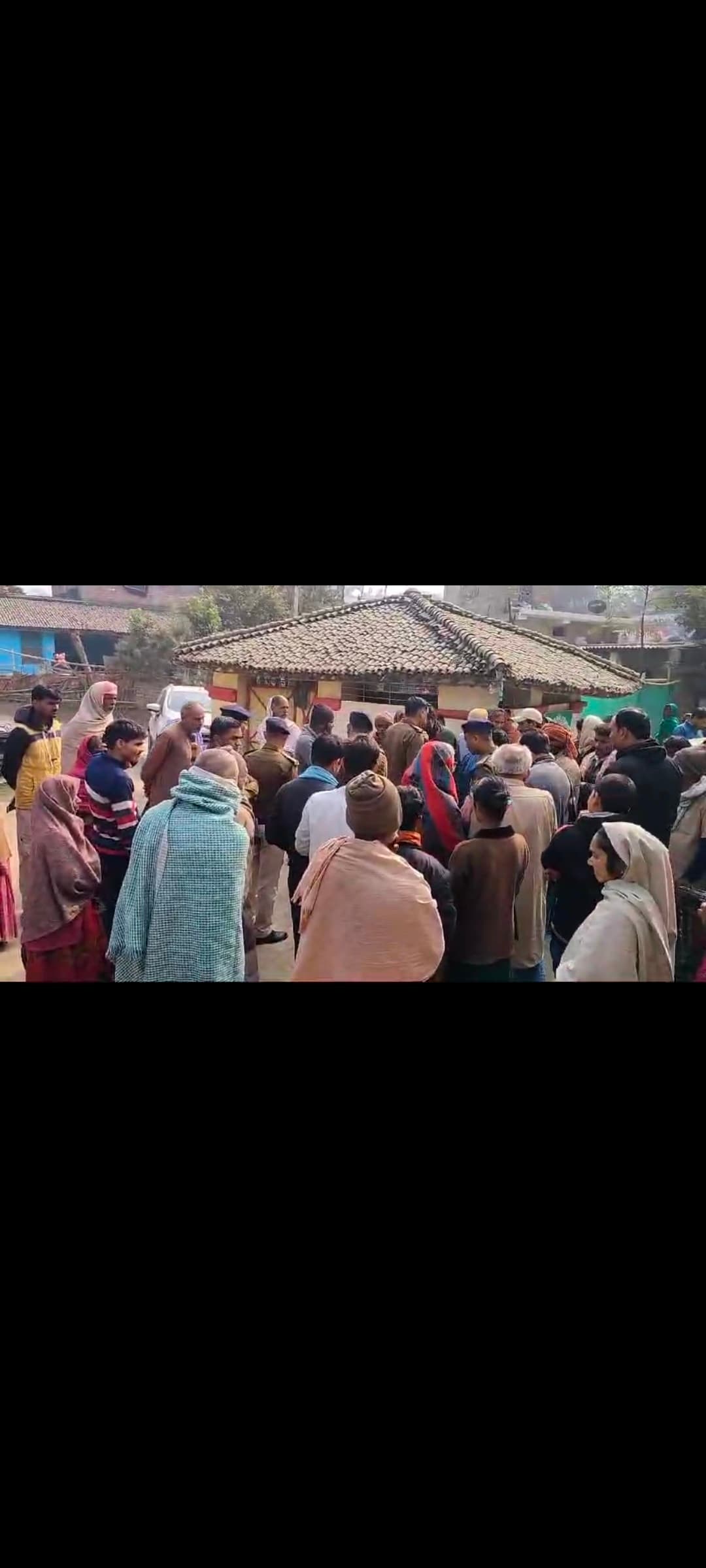 विवादित जमीन में बनी झोपड़ी में लगायी आग, फिर युवक को मारी गोली