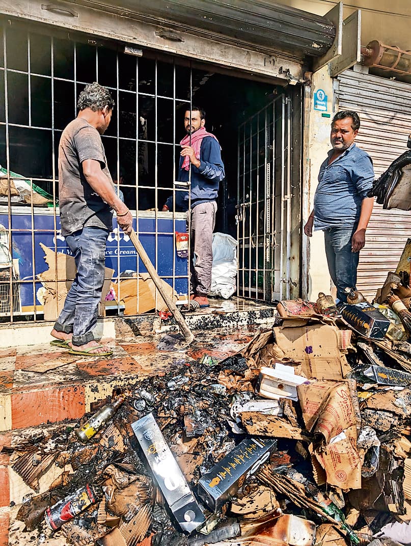 Ranchi News : वाइन शॉप में लगी आग, 45-50 लाख रुपये की शराब जल कर बर्बाद