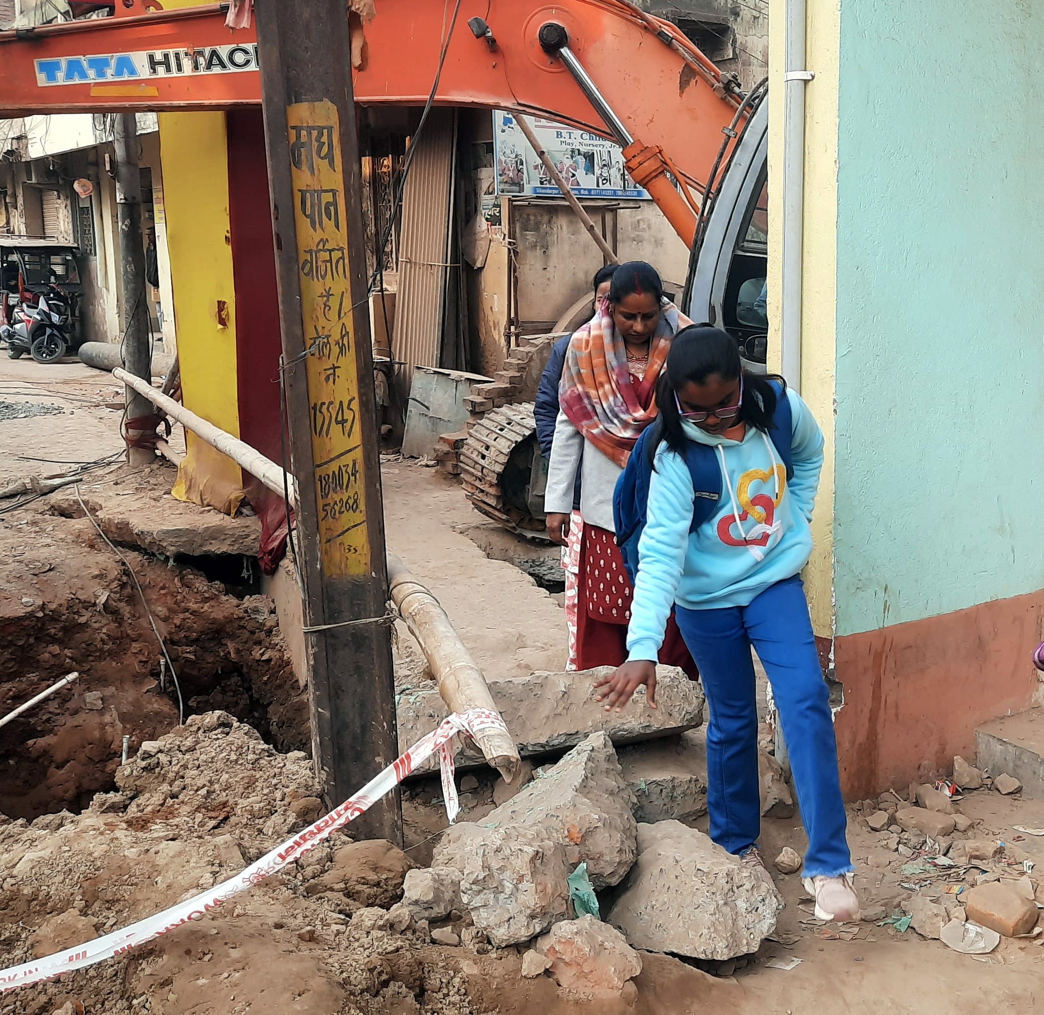 साहब! यह स्मार्ट वर्क नहीं, पब्लिक को परेशान करने का है तरीका