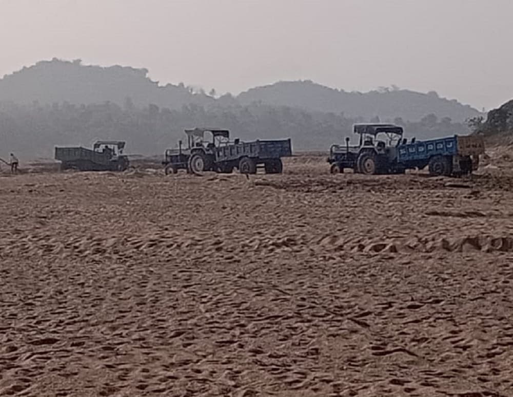 Bokaro News : खुलेआम जारी है बालू की चोरी, दौड़े रहे हैं बेलगाम ट्रैक्टर