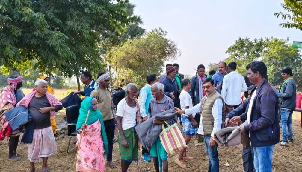 झामुमो कार्यकर्ताओं ने गरीबों के बीच बांटे कंबल