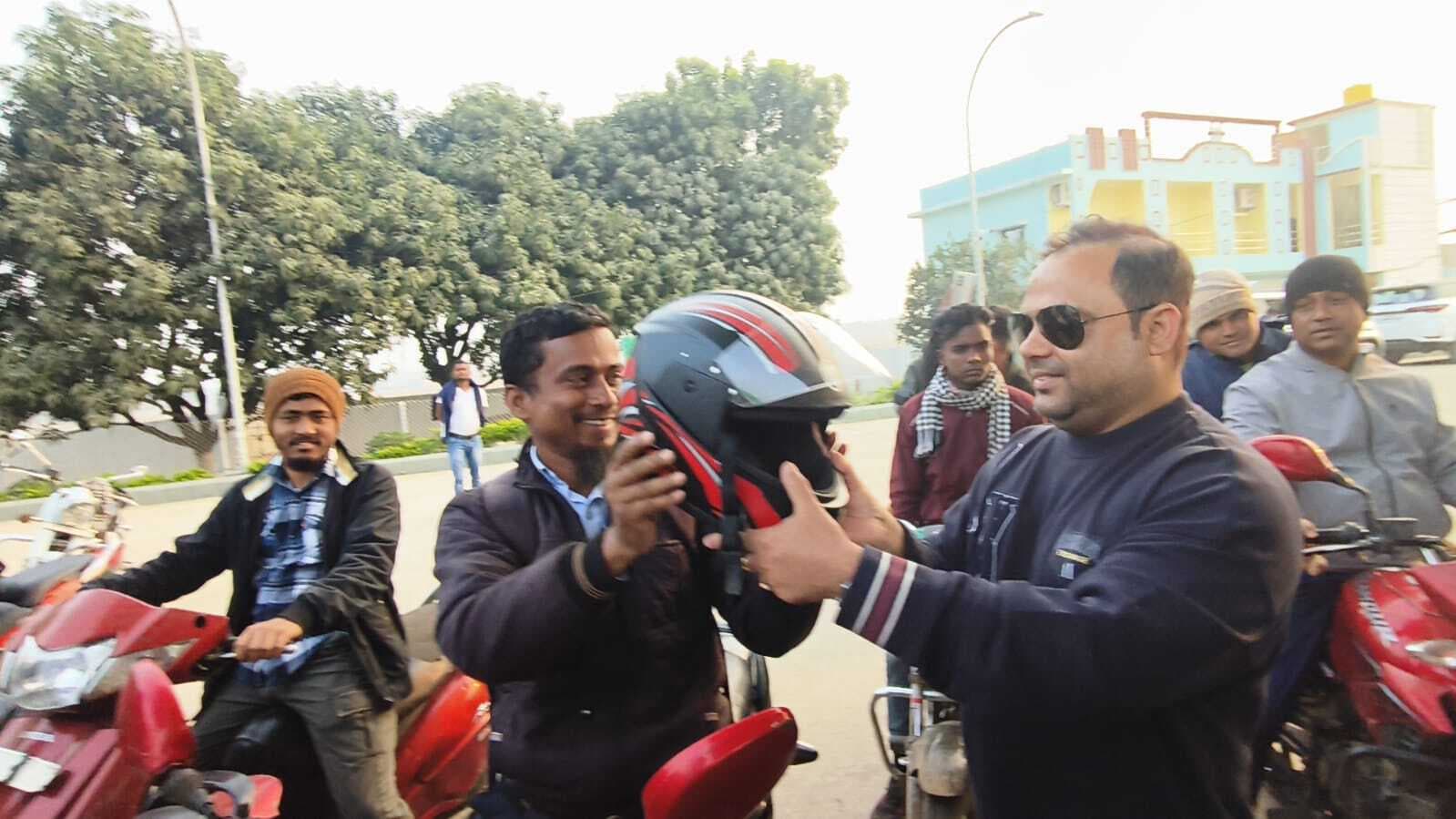 समाजसेवी ने बाइक चालकों के बीच बांटे हेलमेट