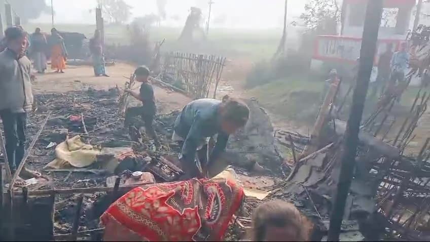 दो घर में आग लगने से पचास हजार का नुकसान