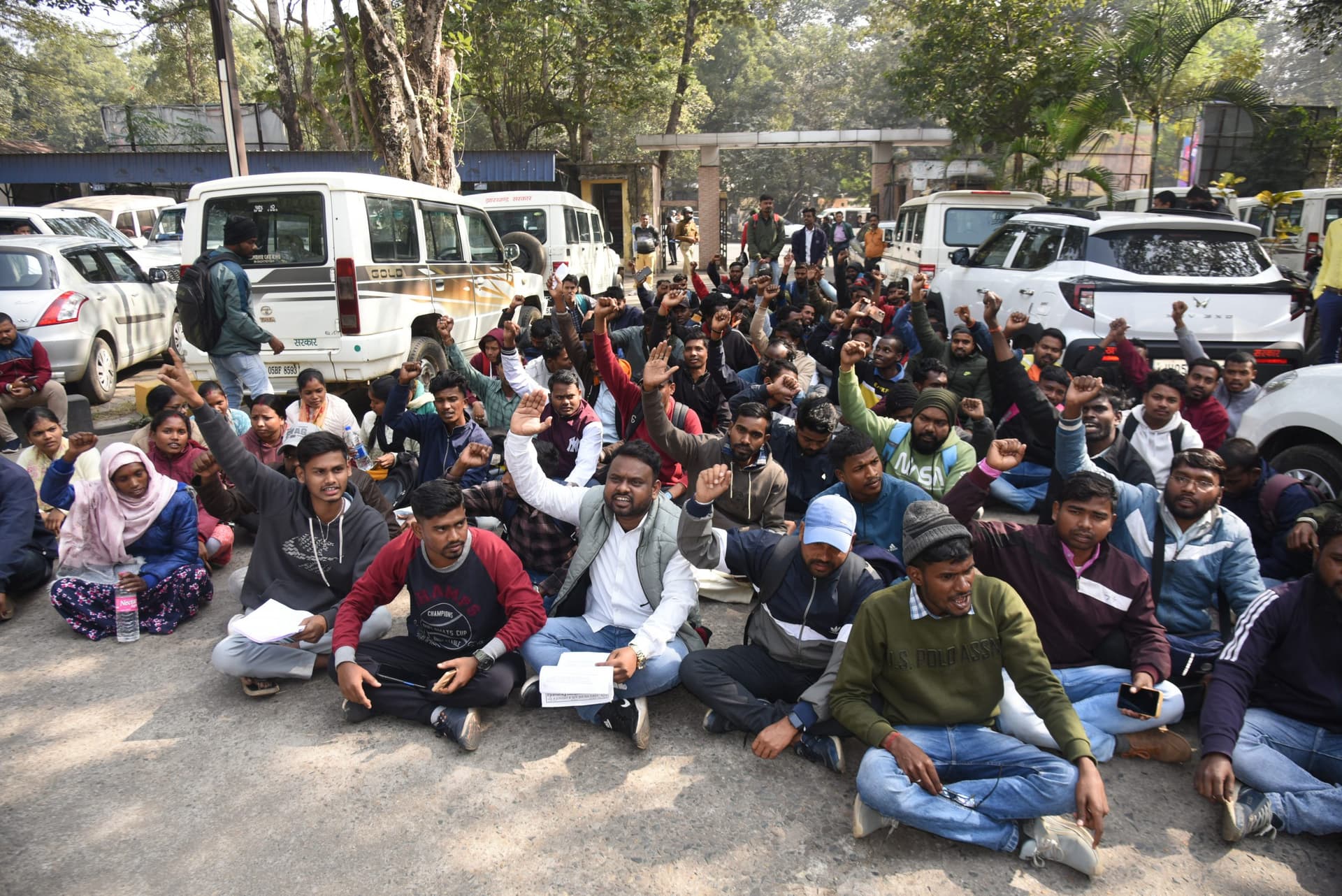 Jamshedpur news. चौकीदार लिखित परीक्षा में गड़बड़ी का आरोप, अभ्यार्थियों का प्रदर्शन
