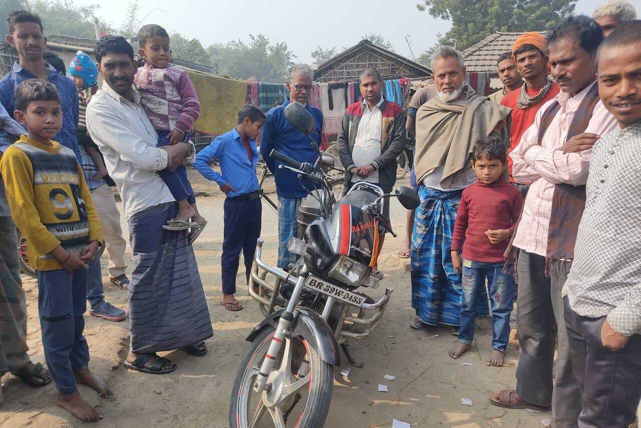 पूर्णिया से चोरी की गयी बाइक को ग्रामीणों ने चोर के साथ पकड़ा
