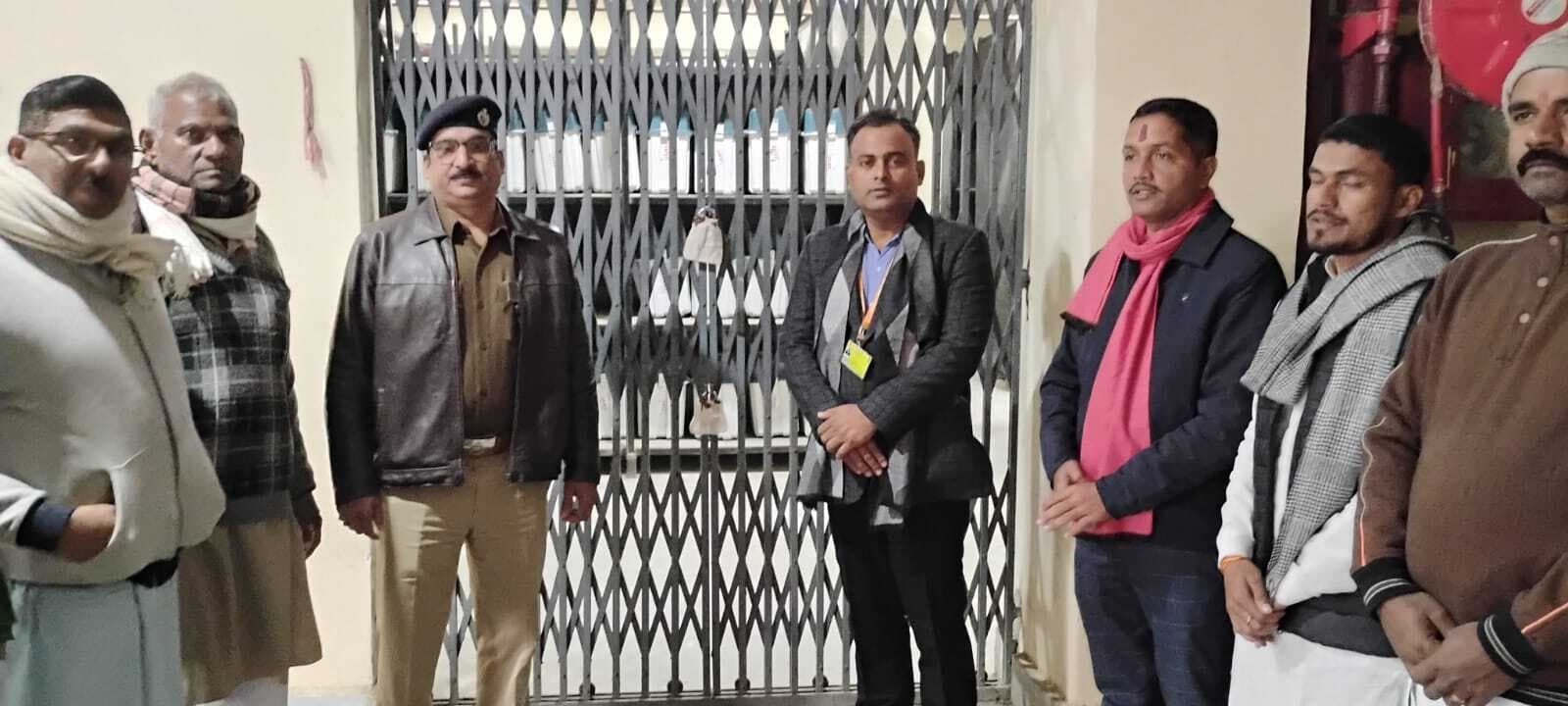 डीएम, एसपी ने किया वेयर हाउस का निरीक्षण