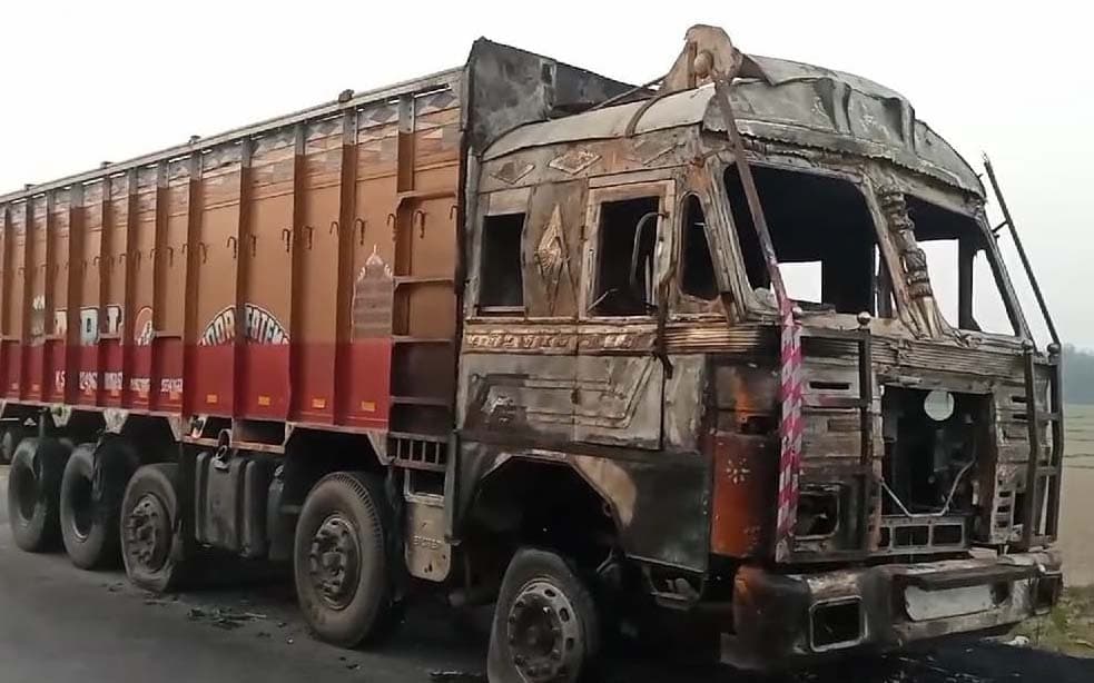 सपनी पुल पर शार्ट सर्किट से धू-धूकर जला ट्रक