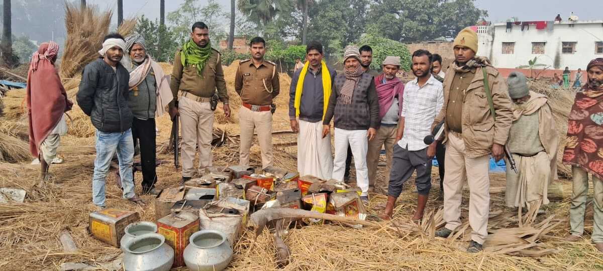 300 लीटर जावा महुआ किया नष्ट, 10 लीटर देसी महुआ शराब बरामद