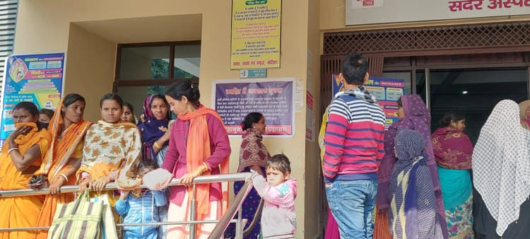 सदर अस्पताल में बिचौलिया हावी, भोले भाले मरीज को बहलाकर बाहर से दवा, जांच करा रहे