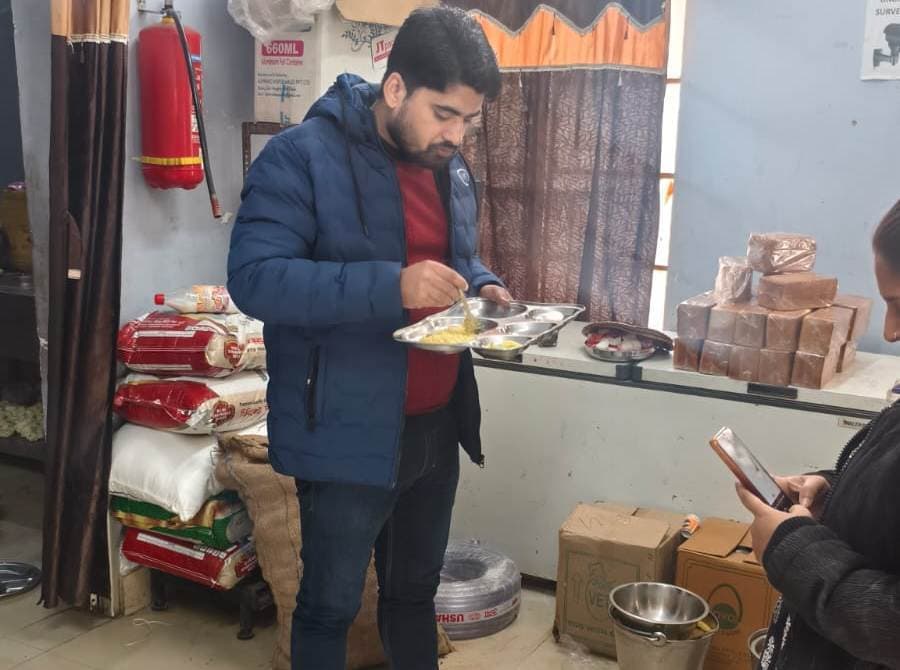 अस्पताल प्रबंधक ने भोजन की जांच की