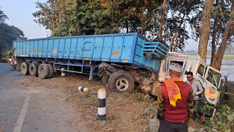 अनियंत्रित ट्रक पेड़ से टकराया चालक और उपचालक बाल- बाल बचे