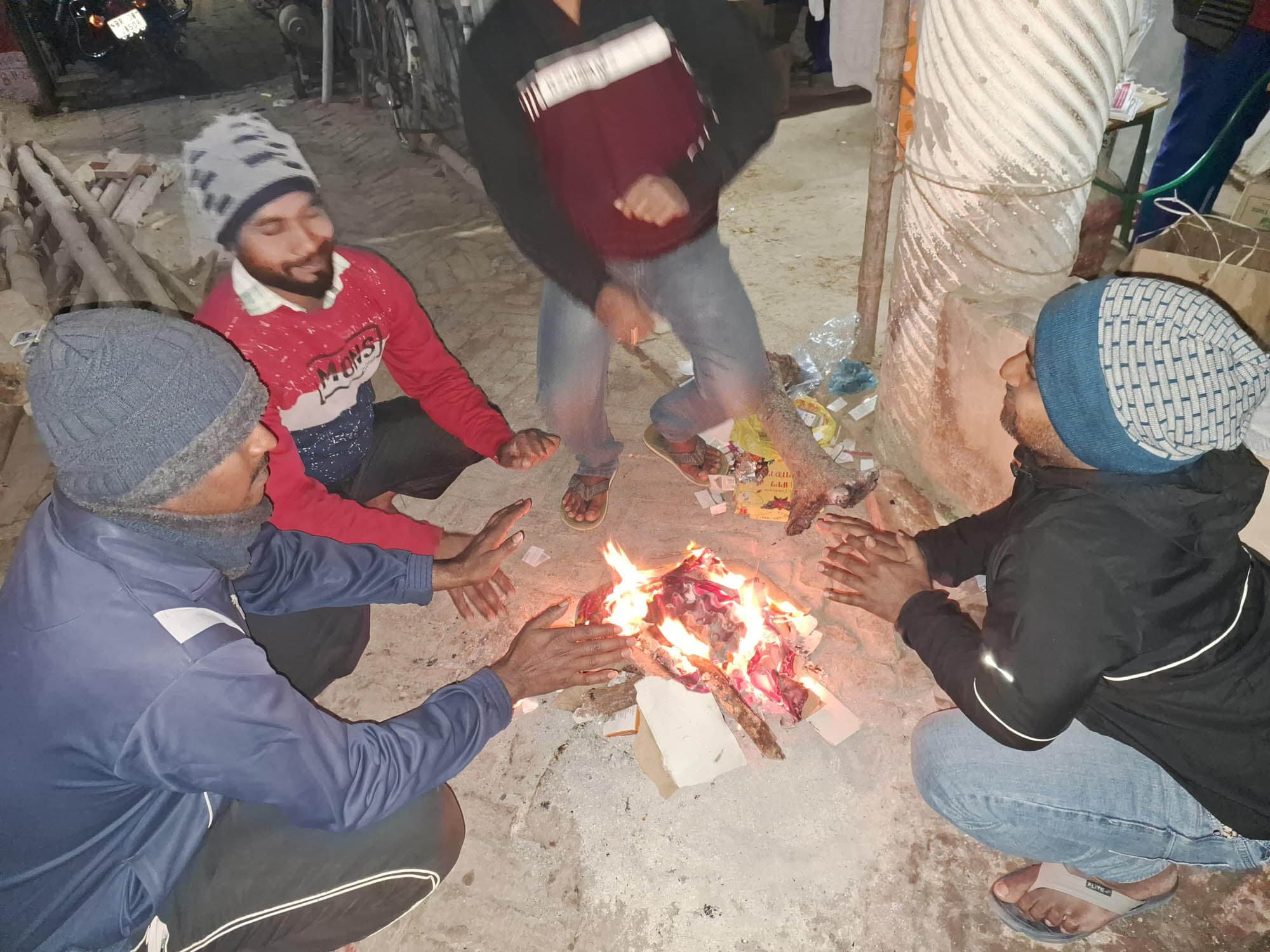 बढ़ती ठंड ने लोगों को घरों में दुबकने को किया मजबूर