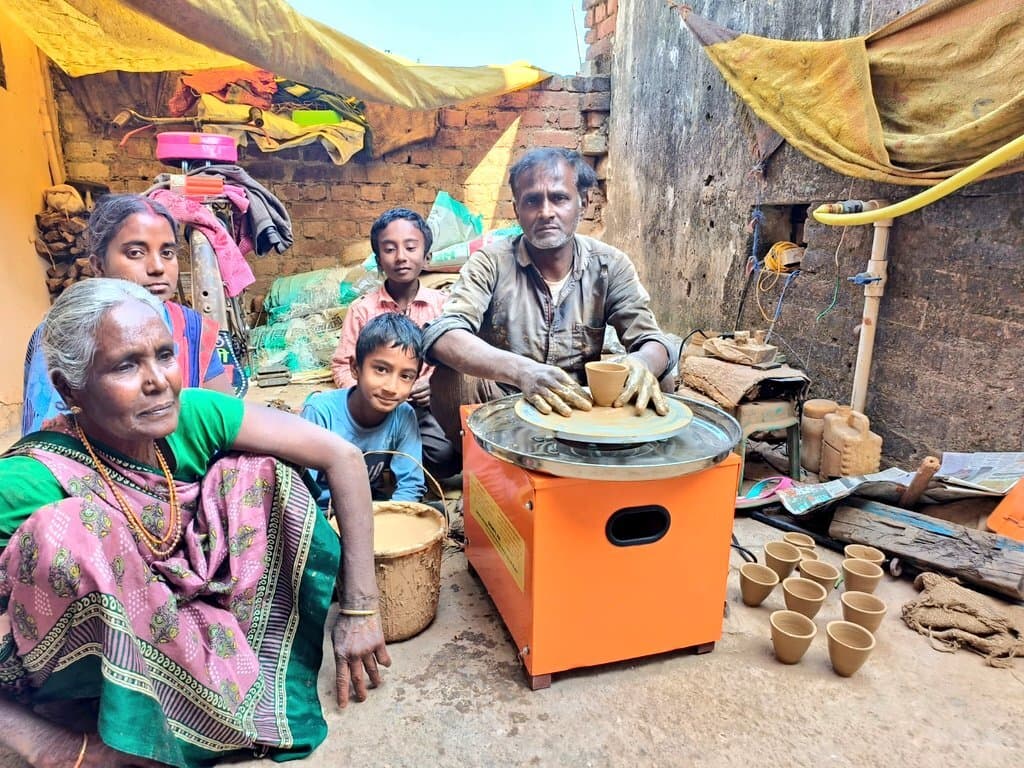 सोलर इलेक्ट्रिक चाक से चमक रही कुम्हारों की किस्मत