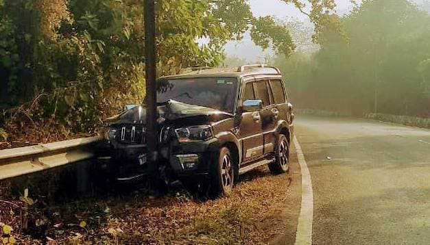 Accident : पोल से टकरायी स्कॉर्पियो, कोई हताहत नहीं
