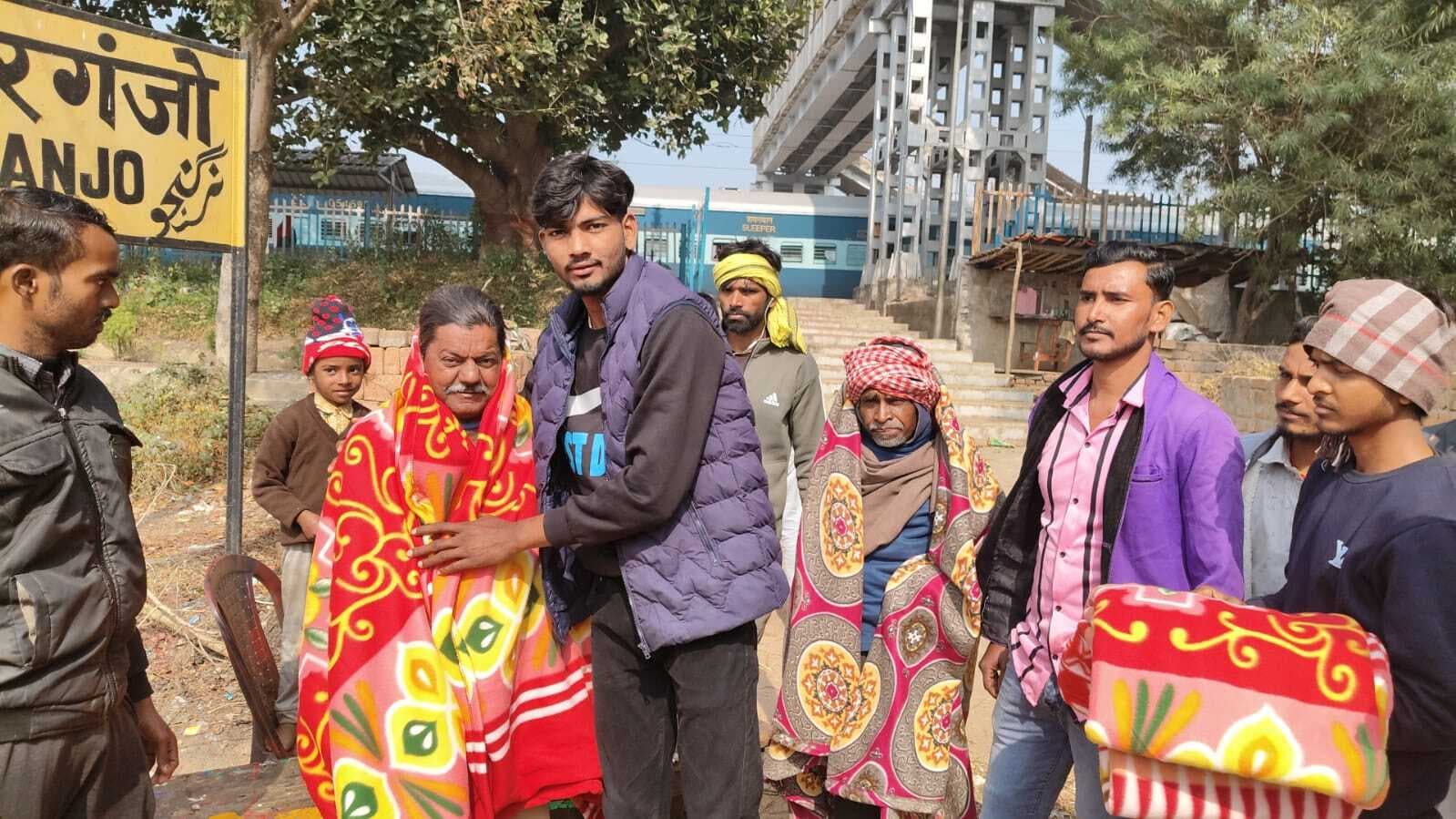 छात्र राजद नेता ने जरूरतमंदों के बीच किया कंबल वितरण