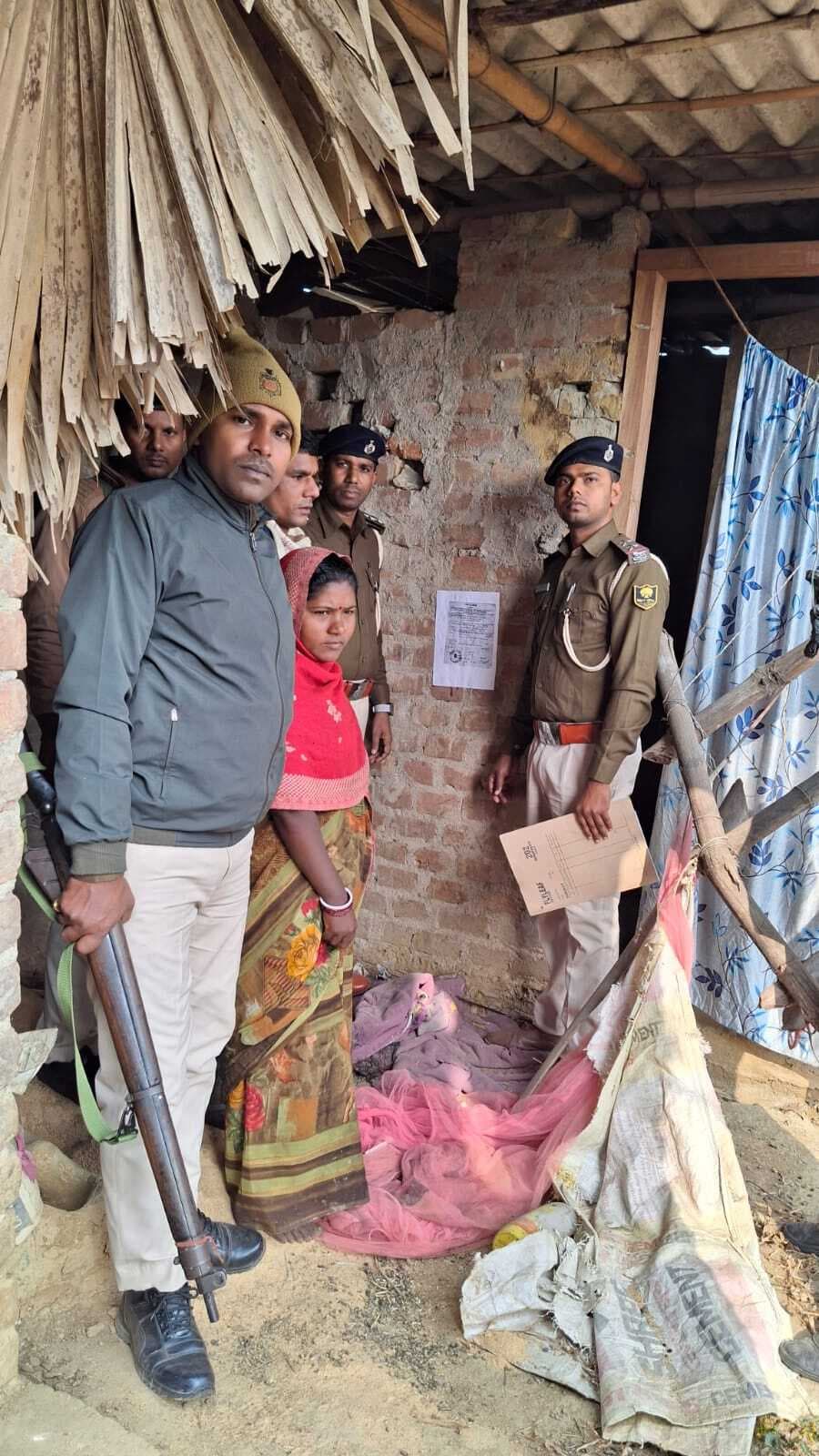 हत्याकांड के चार अभियुक्तों के घर पुलिस ने चस्पाया इश्तेहार