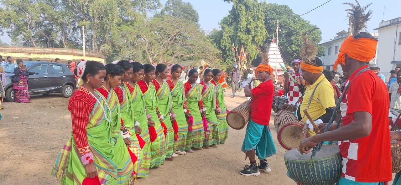 Lead News : मांदर की थाप पर झूमी महिलाएं, प्रकृति से दिखा प्रेम