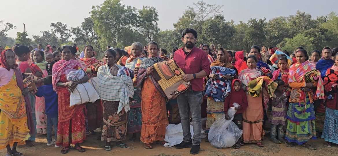 मंत्री के प्रतिनिधि ने जरूरतमंदों में कंबल का किया वितरण