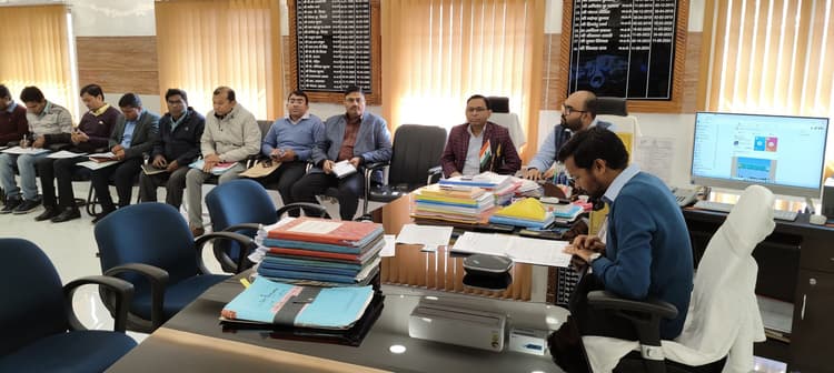 सात निश्चय के तहत किये जा रहे कार्यों की डीएम ने बैठक में की समीक्षा, दिये कई निर्देश