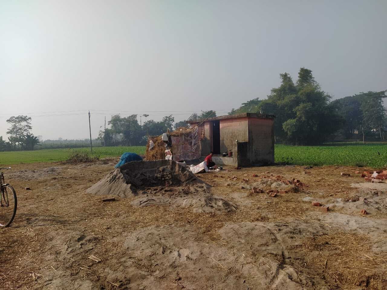 विद्यालय निर्माण की गुणवत्ता पर ग्रामीणों ने उठाये सवाल